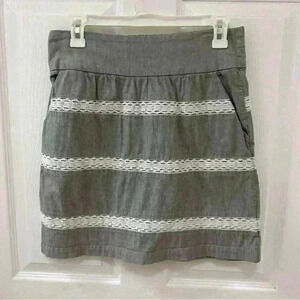 Banana Republic Grey Pull On Mini Skirt with White Lace Stripes Pockets Size 2